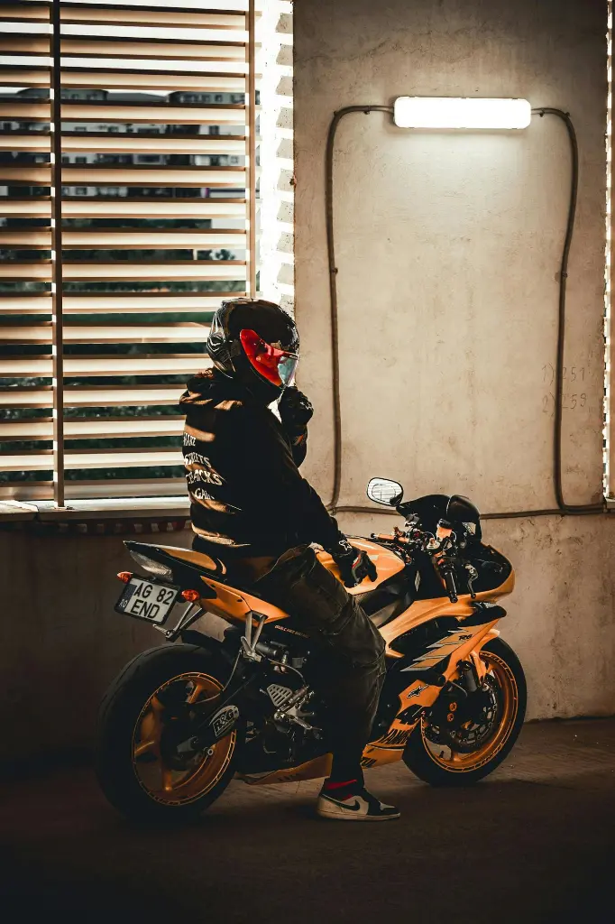 unsplash_EMp5Y_JtWBI_motorbike wear.webp.jpg