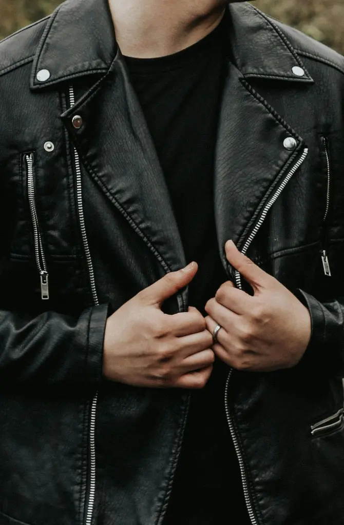 unsplash_P0W27GRvyww_leather jacket.webp